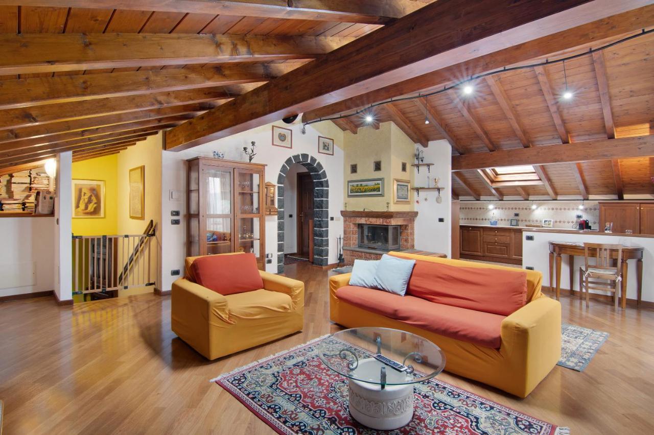 Apartmán La Mansarda Di Eros E Tiziana Lanzo dʼIntelvi Exteriér fotografie